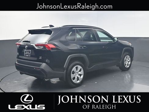 Used 2021 Toyota RAV4 LE image 9