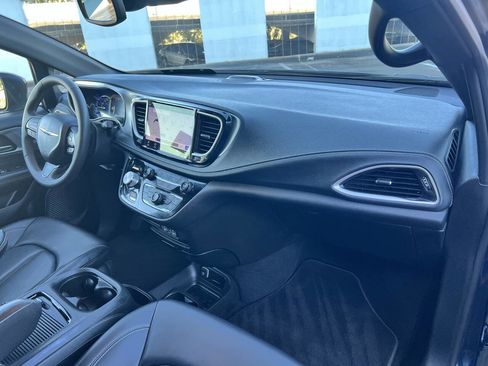 Used 2023 Chrysler Pacifica Touring-L w/ S Appearance Package image 50