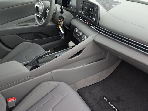 Used 2025 Hyundai Elantra SE image 14