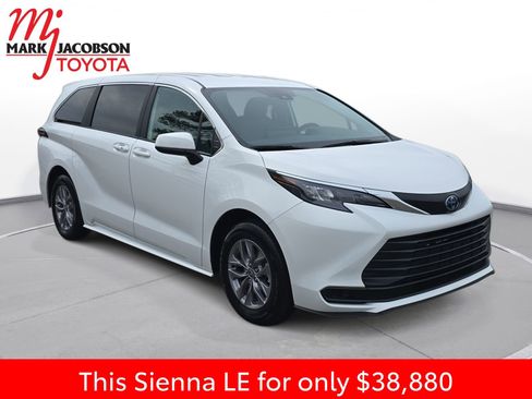 Used 2025 Toyota Sienna LE image 5