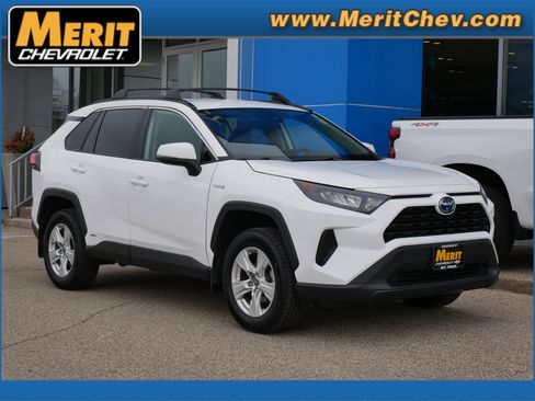 Used 2021 Toyota RAV4 LE image 1
