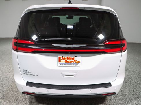 Used 2023 Chrysler Pacifica Touring-L FWD image 8