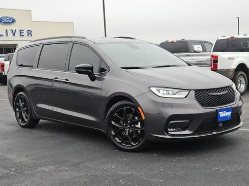 Used 2023 Chrysler Pacifica Limited w/ S Appearance Package image 2