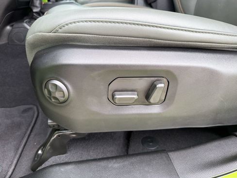 Used 2025 Jeep Gladiator Mojave w/ Convenience Group AWD/4WD image 13