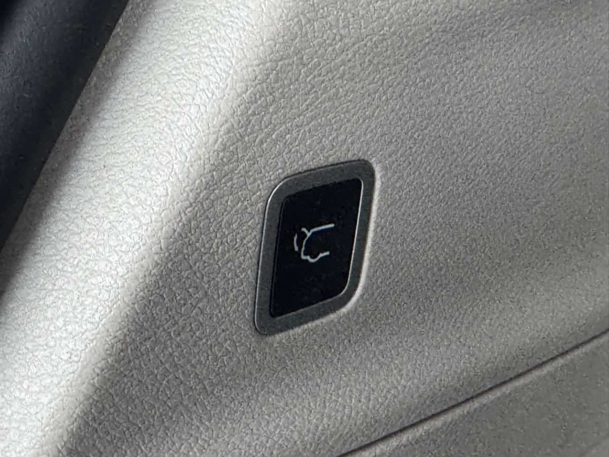Used 2023 Chrysler Pacifica Touring-L FWD image 10