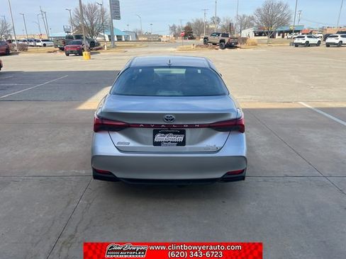 Used 2019 Toyota Avalon XLE w/ Moonroof Package image 4