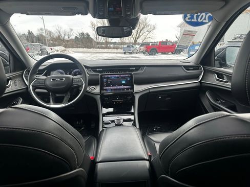 Used 2023 Jeep Grand Cherokee Limited image 2