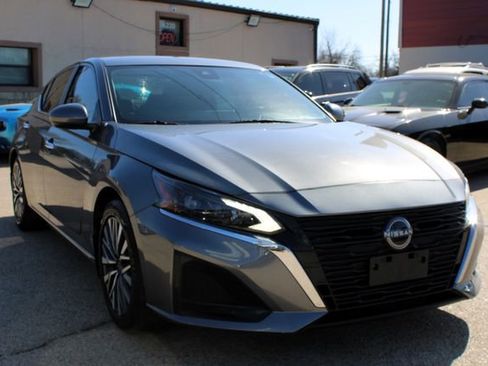 Used 2023 Nissan Altima 2.5 SV w/ SV Premium Package image 1