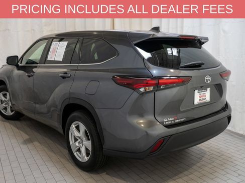 Used 2025 Toyota Highlander LE FWD image 3