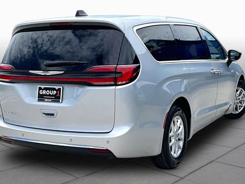 Used 2024 Chrysler Pacifica Touring-L FWD image 13