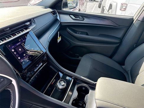 New 2025 Jeep Grand Cherokee L Laredo image 24