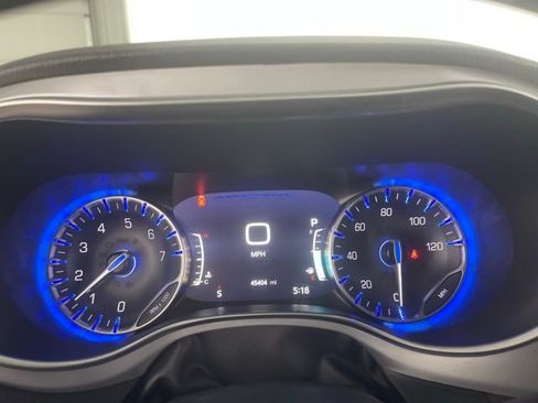 Used 2025 Chrysler Pacifica Limited image 40