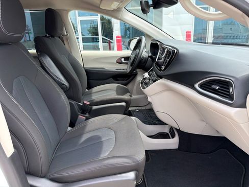 Used 2022 Chrysler Voyager LX FWD image 32