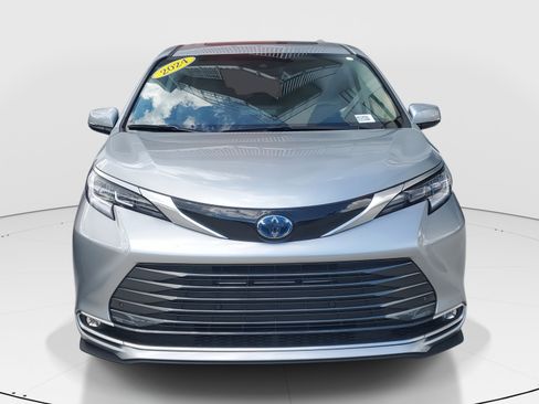 Certified 2024 Toyota Sienna Limited image 3