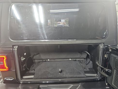 Used 2024 Jeep Wrangler Rubicon w/ Convenience Group image 17