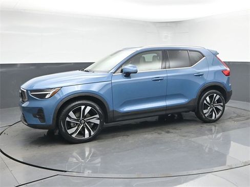 Used 2023 Volvo XC40 B5 Ultimate w/ Protection Package Premier image 4