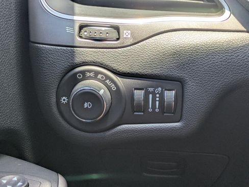 Used 2019 Jeep Cherokee Latitude Plus FWD image 24
