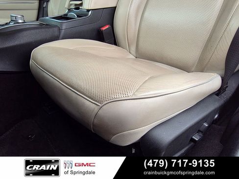 Used 2018 Chrysler 300 Limited RWD image 22