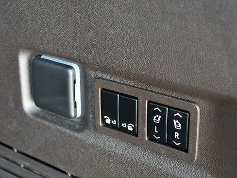 Used 2024 GMC Yukon XL SLT w/ SLT Luxury Package image 68