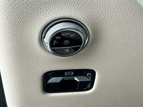 Used 2025 Mercedes-Benz GLC 300 4MATIC image 13