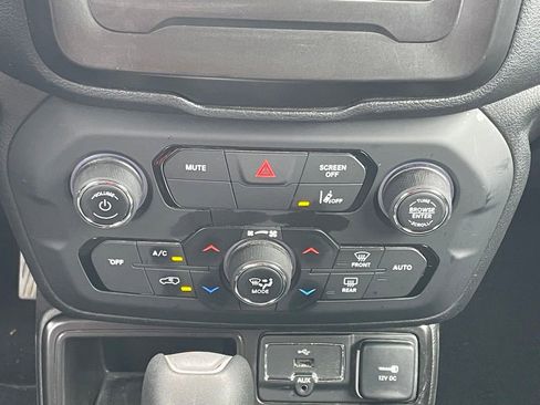 Used 2021 Jeep Renegade Latitude FWD image 21