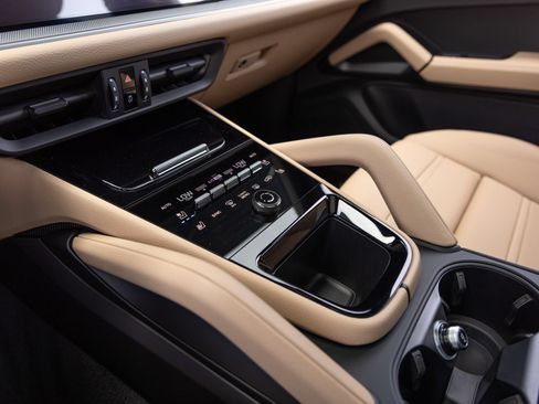 Certified 2026 Porsche Cayenne Coupe AWD/4WD image 18
