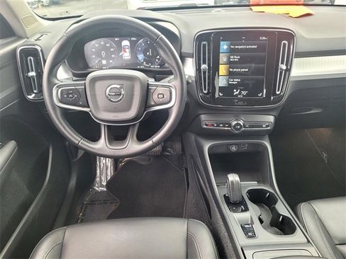 Used 2021 Volvo XC40 T5 Momentum image 12