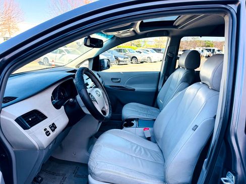 Used 2011 Toyota Sienna Limited image 43