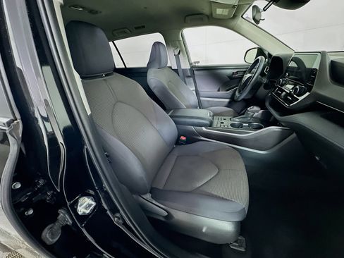 Used 2023 Toyota Highlander LE image 32