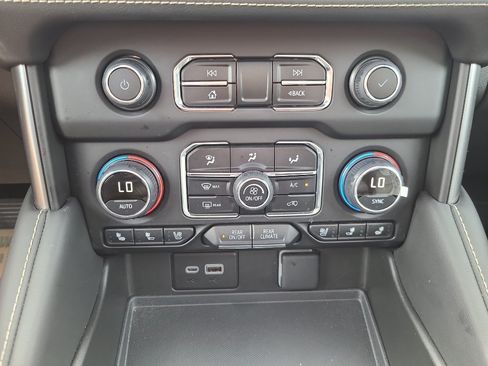 Used 2024 Chevrolet Suburban Premier AWD/4WD image 22