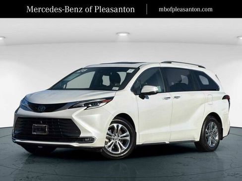 Used 2023 Toyota Sienna Platinum image 1