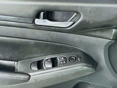 Used 2024 Nissan Altima 2.5 SV FWD image 18