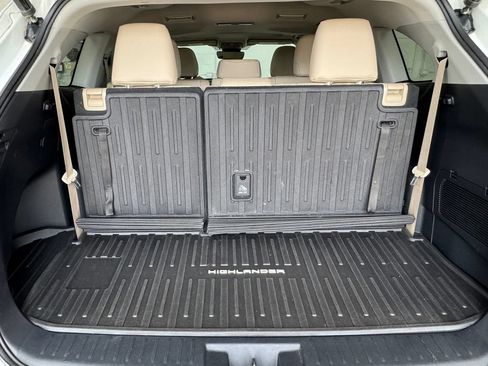 Used 2020 Toyota Highlander XLE AWD/4WD image 23