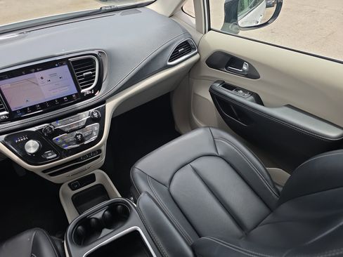 Used 2024 Chrysler Pacifica Limited FWD image 19