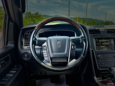 Used 2016 Lincoln Navigator Reserve AWD/4WD image 18