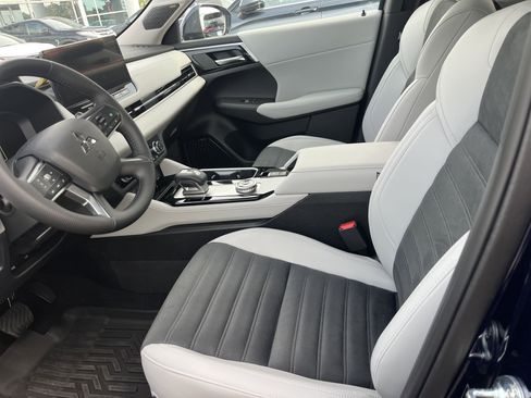 New 2025 Mitsubishi Outlander SE image 4