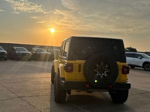 Used 2019 Jeep Wrangler Unlimited Sahara AWD/4WD image 16