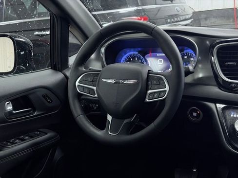 Used 2025 Chrysler Pacifica Select FWD image 27