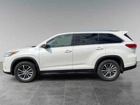 Used 2019 Toyota Highlander XLE AWD/4WD image 2