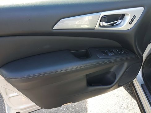 Used 2019 Nissan Pathfinder SL image 8