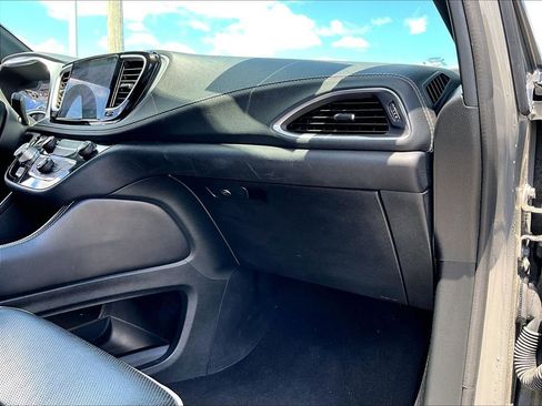 Used 2025 Chrysler Pacifica Limited FWD image 13