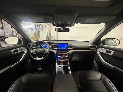 Used 2023 Ford Explorer Limited AWD/4WD image 3