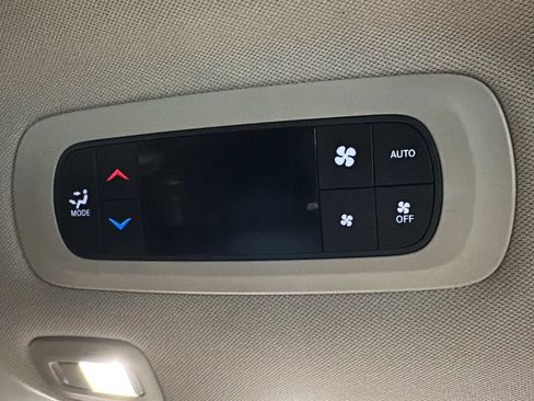 Used 2017 Chrysler Pacifica Limited w/ Tire & Wheel Group FWD image 24