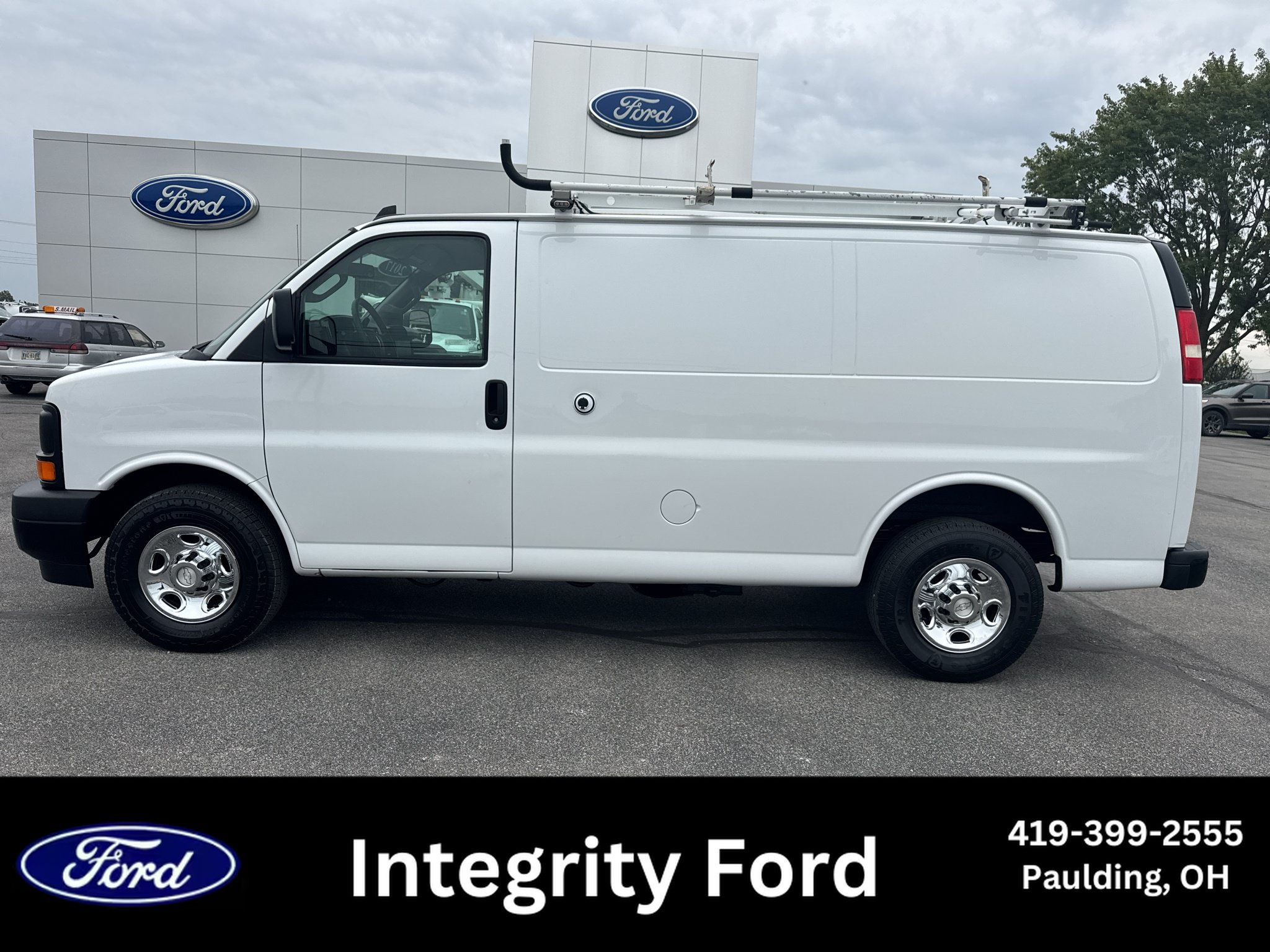 Used 2017 Chevrolet Express 2500 RWD image 1