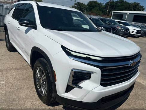 Used 2026 Chevrolet Traverse LT AWD/4WD image 2