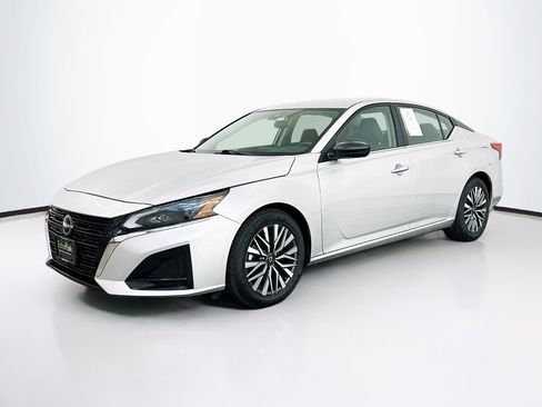 Used 2024 Nissan Altima 2.5 SV image 3