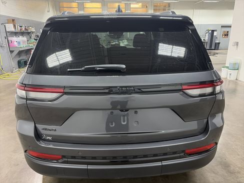 Used 2022 Jeep Grand Cherokee Altitude image 4