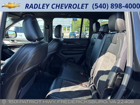 Used 2025 Jeep Grand Cherokee Altitude AWD/4WD image 12
