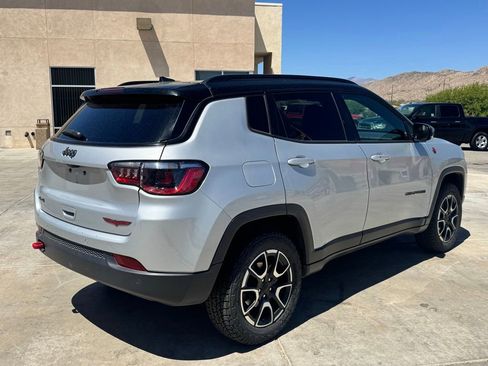 Used 2024 Jeep Compass Trailhawk AWD/4WD image 5