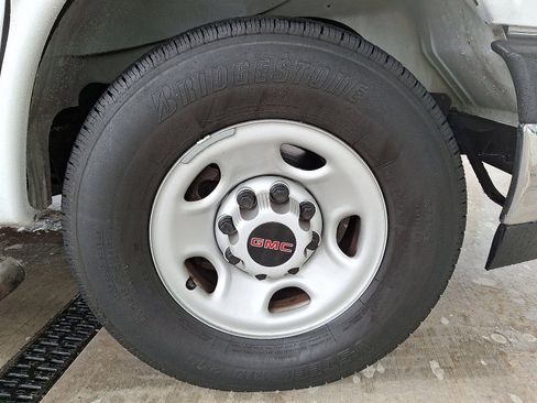 Used 2023 GMC Savana 2500 w/ Driver Convenience Package image 8